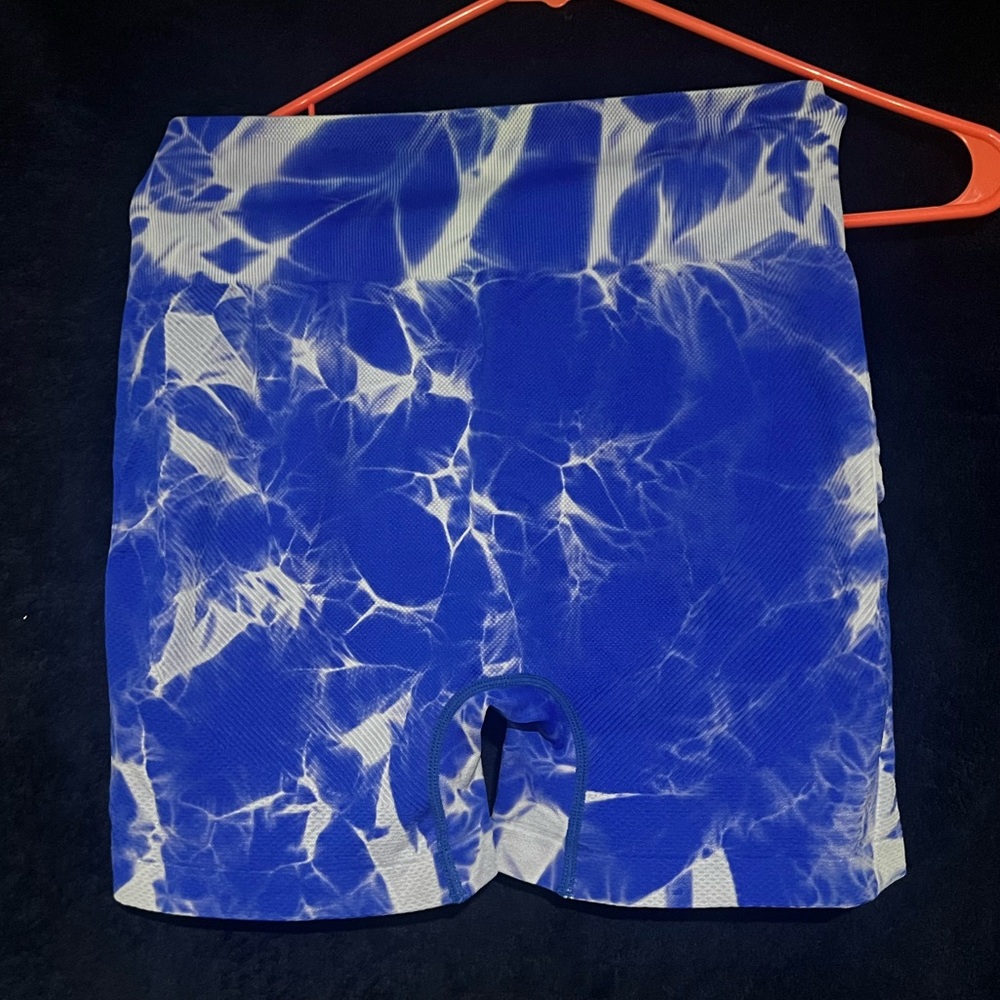 4 High-Waist Tie-Dye Seamless Scrunch Shorts - Size L